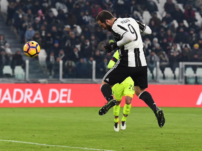 イグアインがヘディングシュートでチーム3点目を決めた　[写真]＝Getty Images