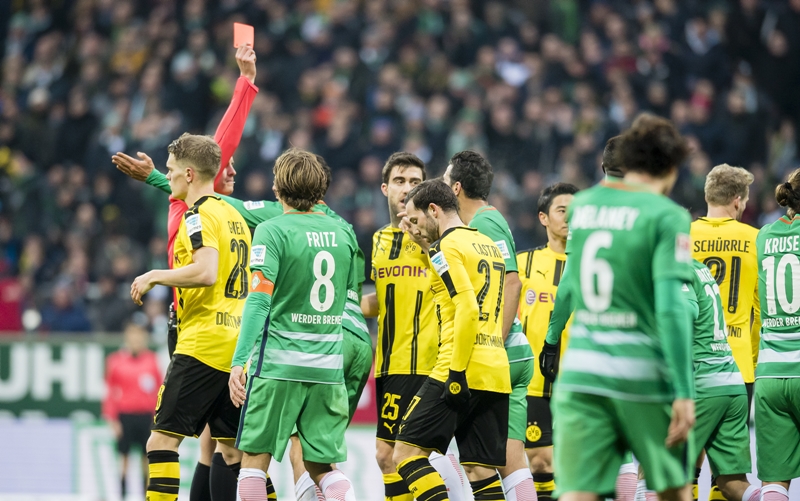 ドロブニーにレッドカードが提示された。 [写真]＝Borussia Dortmund/Getty Images