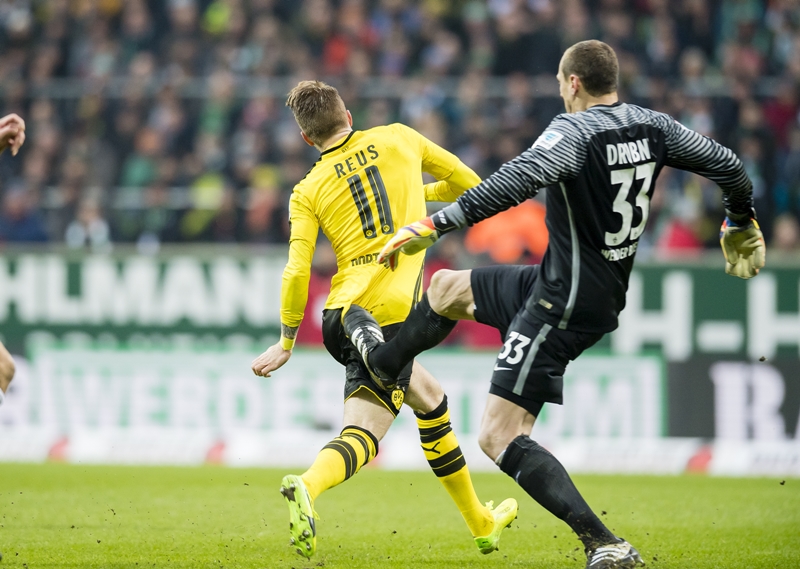 ファウルを犯し、退場したたドロブニー（右） [写真]＝Borussia Dortmund/Getty Images