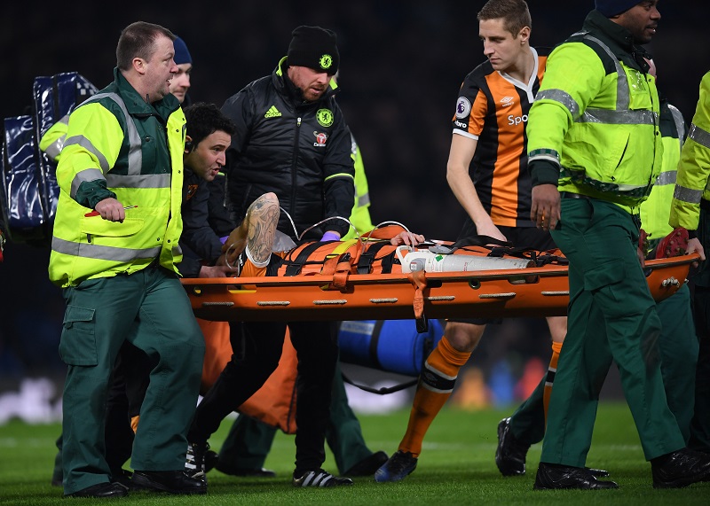 運び出されるメイソン [写真]＝Getty Images