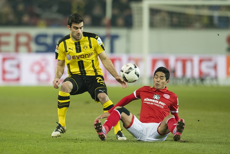 武藤（右）とパパスタソプーロス（左）のマッチアップが続いた [写真]=Getty Images