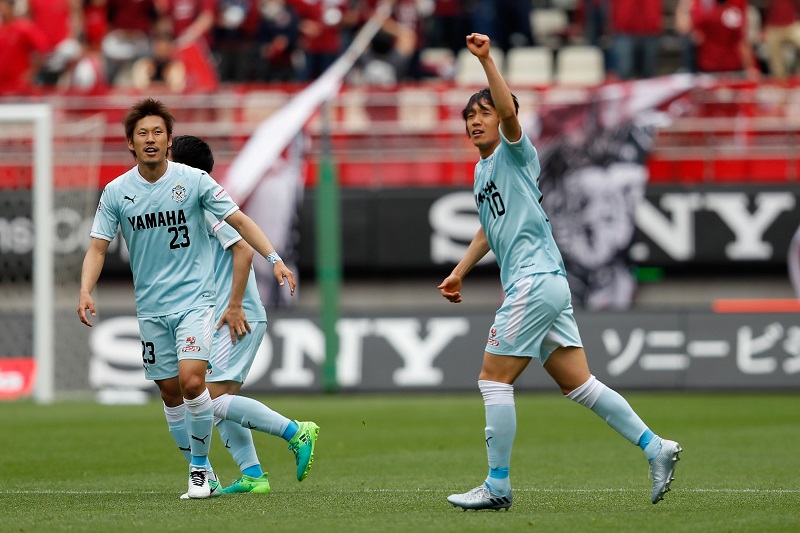 中村俊輔の強烈ミドル炸裂 磐田が3得点で鹿島を下し2連勝達成 サッカーキング 中村俊輔の強烈ミドル炸裂 磐田が3得点で鹿島を下し2連勝達成 サッカーキング