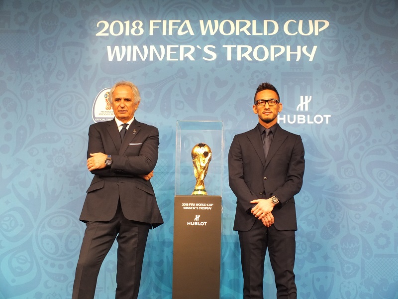 ロシアW杯の優勝トロフィーが日本上陸…ハリル「我々が信じれば優勝は可能」