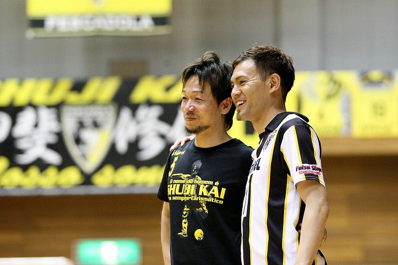 フットサルブラジル代表ファルカン直筆サインと甲斐修侍直筆サイン フットサルブラジル代表ファルカン直筆サインと甲斐修侍直筆サイン