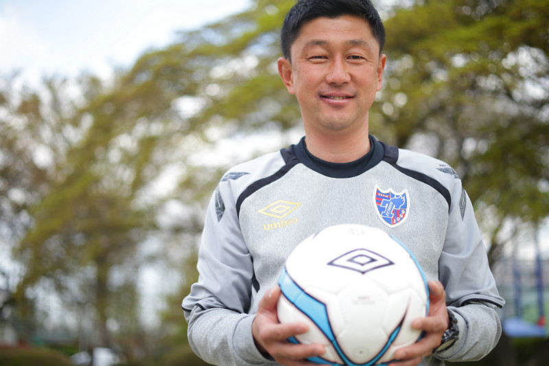 【サッカーに生きる人たち】青赤の血で勝利をもたらす選手たちを育てる｜佐藤一樹（FC東京U−18監督）