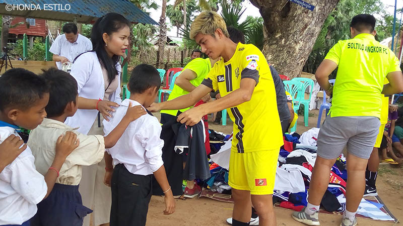 本田圭佑の想いと共にカンボジア タイの子ども達に Peace を届ける ソルティーロが途上国支援を本格的に開始 サッカーキング