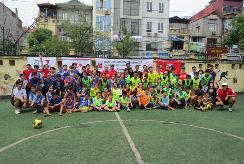 浦和のハートフルクラブがハノイ訪問、酒井友之コーチらがサッカー教室開催