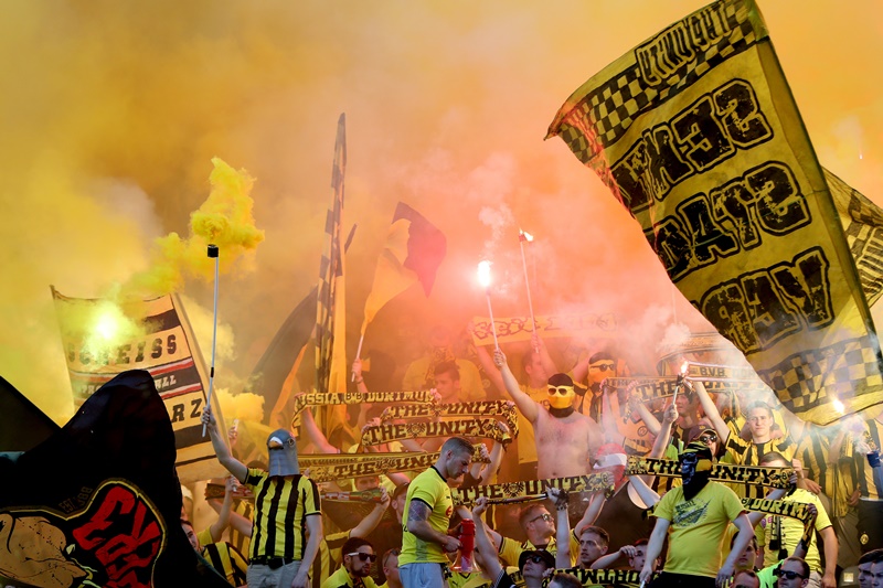 独連盟 ファンの発煙筒過剰使用でドルトに 極めて厳しい処分 罰金10万円 サッカーキング