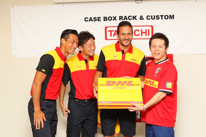 浦和の宇賀神、ズラタン、槙野がDHLのスタッフに扮して暑中お見舞いを配達