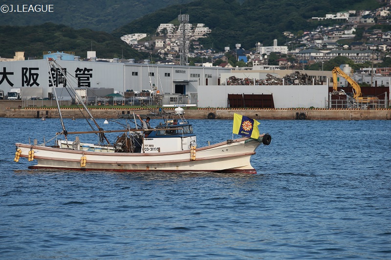 北九州対藤枝の一戦で今季2度目の“海ポチャ”！　海のボールパーソンが出動