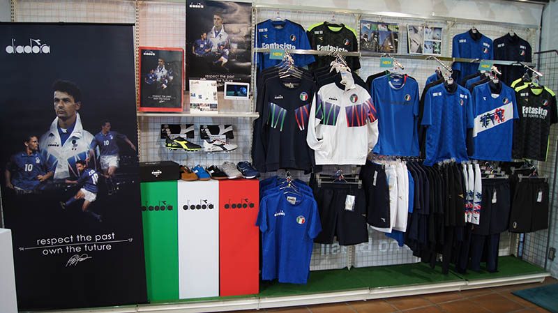 写真・2枚目】90年代当時のデザインを再現、バッジョ着用の