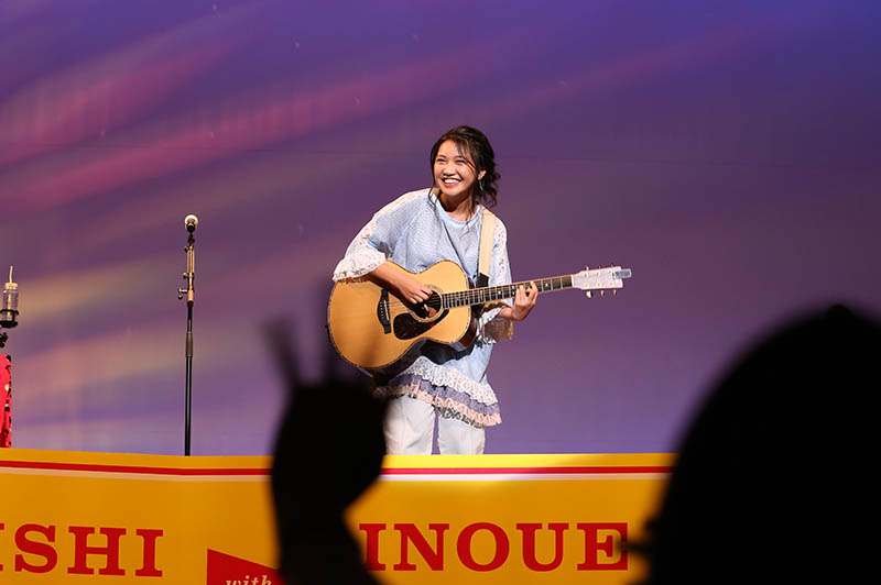 井上苑子、学祭にサプライズ登場…ミズノ「部活応援キャンペーン」企画