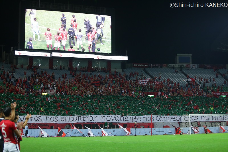 浦和レッズがシャペコエンセに緑色のビジュアルシートを贈呈 サッカーキング