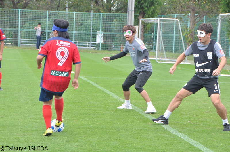 浦和レッズ、ブラインドサッカー体験会に平川らが参加…深まる秋に多くの笑顔が溢れる