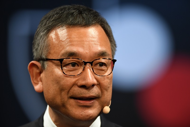 村井満