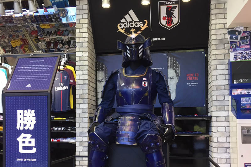日本代表の新戦闘着を象徴する「勝色アーマー」、サッカーショップKAMO原宿店に展示