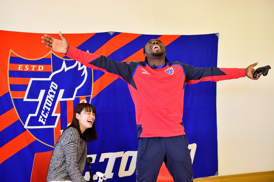 ウタカがサッカー好き女子と Fifa 18 ガチンコ 対決 ウタカがウタカでゴールに迫る サッカーキング