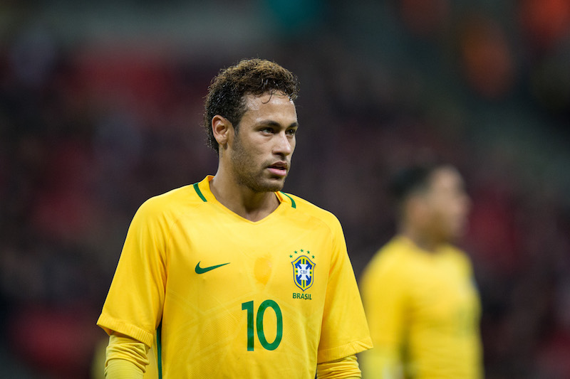 ネイマール、ピケとの対談でブラジルW杯を回想「ただ泣き続けていた」