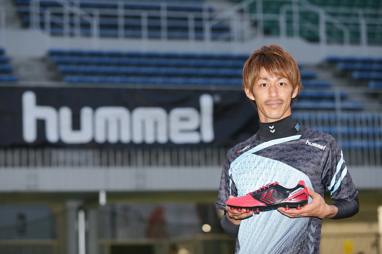 横浜FCのキャプテン・佐藤謙介がこだわる一足「“足”のような感覚で履きたい。僕はもう、ヒュンメルのヴォラートでいい」