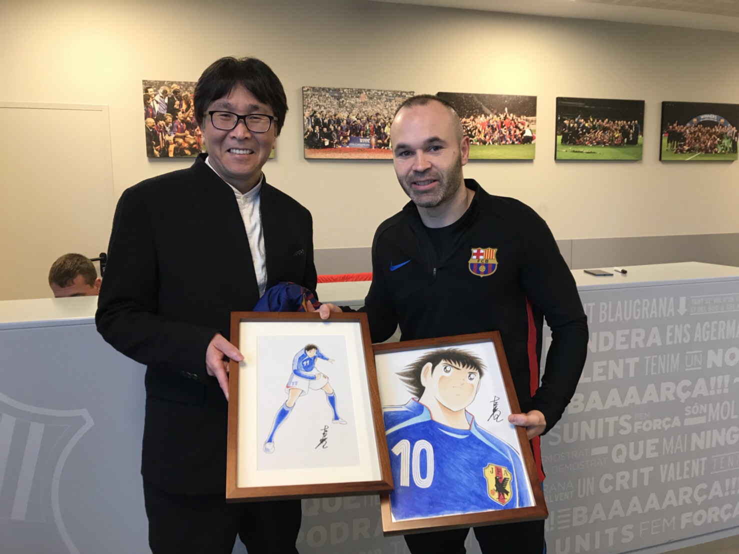 キャプテン翼の作者 高橋陽一がスペインを訪問 イニエスタ 乾と対面 サッカーキング