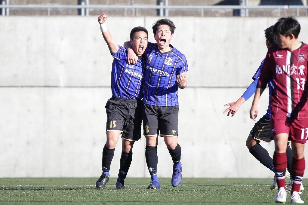 ロングボールを背中でコントロール！　日本文理FW亀山来駆はパスの受け方で違いをつくる
