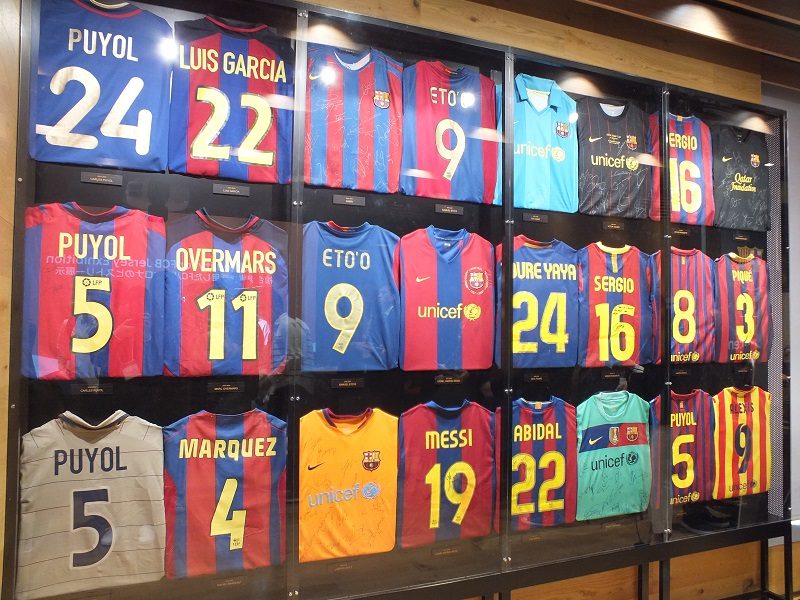 楽天カップ　生バルサ 写真・2枚目】バルセロナの歴代ユニ48着が日本上陸！ 楽天カフェ渋谷に