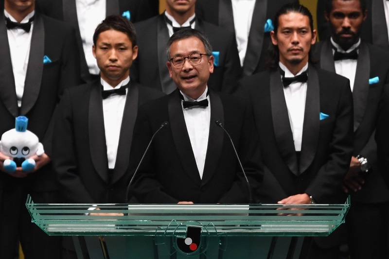 村井満