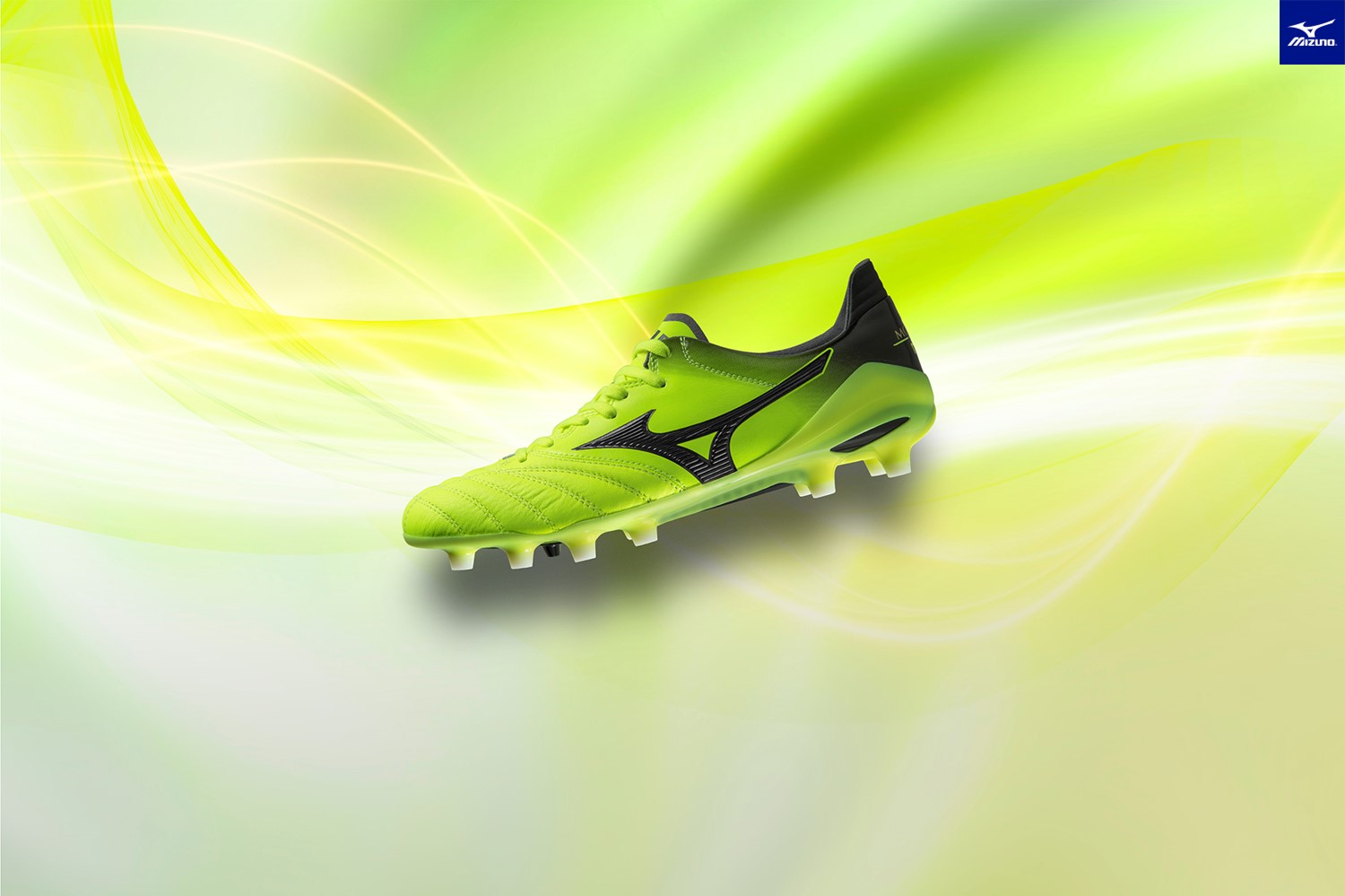 新色はロシアへの思いを込めた イエロー レビュラ モレリアに イエローオーロラカラー が誕生 サッカーキング