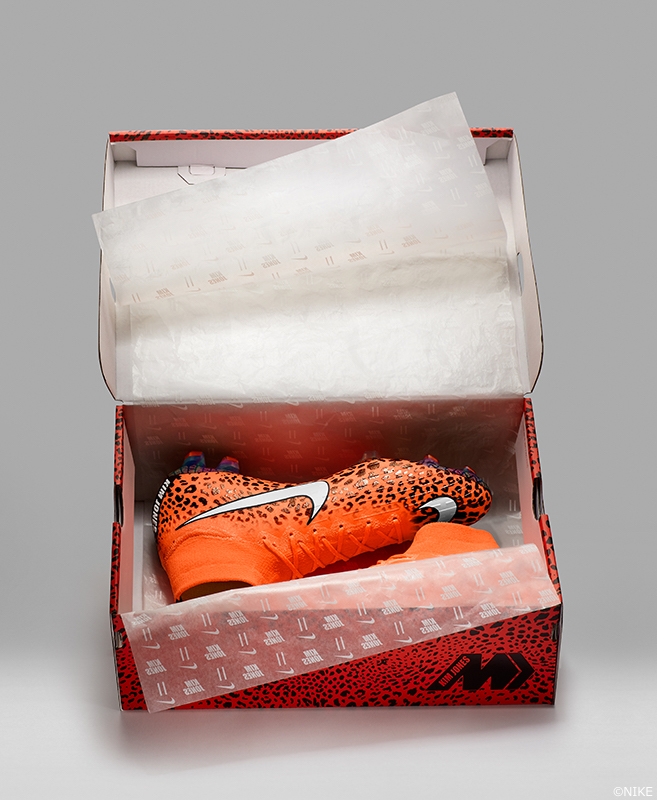 SP18_GFB_KimJones_Mercurial_AR6073-807_D_BOOTS_INSIDE_BOX_77679