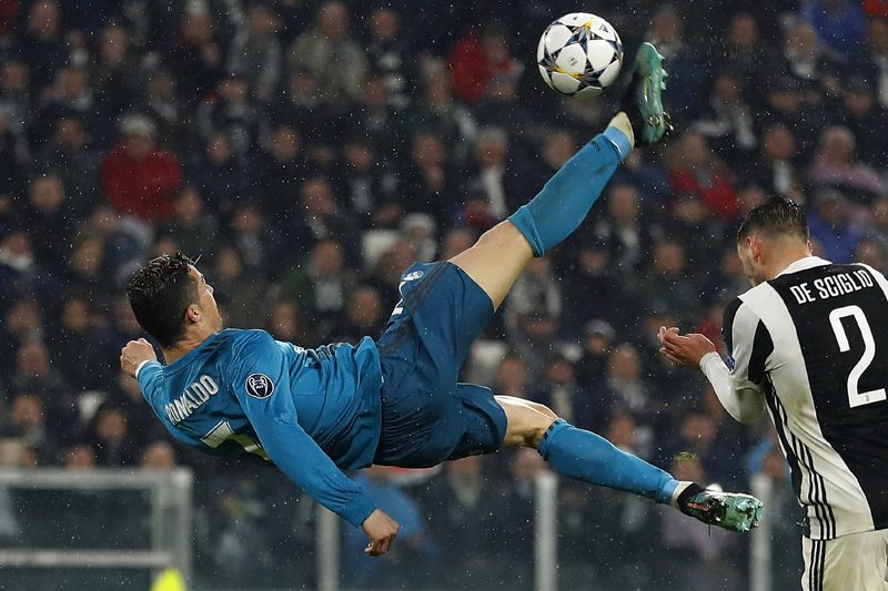 写真・1枚目】「まさに大空翼だ！」 C・ロナウドのオーバーヘッド弾