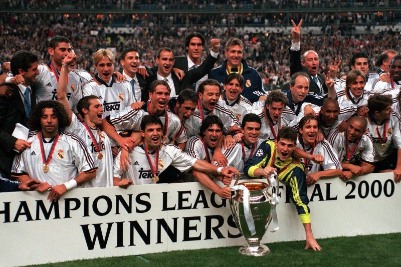 Football. UEFA Champions League Final. Paris, France. 24th May, 2000. Real Madrid 3 v Valencia 0. Real Madrid players celebrate in a group with the trophy.