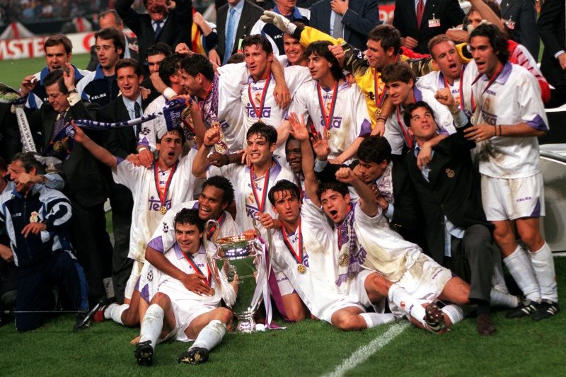 Football. UEFA Champions League Final. Amsterdam, Holland. 20th May 1998. Real Madrid 1 v Juventus 0. The Real Madrid team and officials celebrate with the trophy after becoming the 1998 Champions League winners.