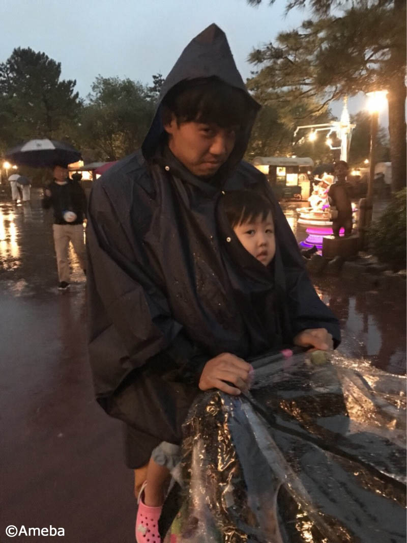 “イクメン”遠藤航、家族とディズニーランドへ…カッパから“ひょっこりはん”する娘に「可愛すぎます」の声