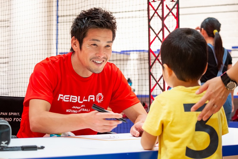 加地亮と子どもたちが“激ムズ”に挑戦！ ミズノオオサカ茶屋町で『REBULA2 激ムズチャレンジ！』開催！