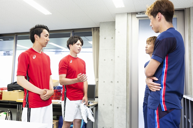 乾貴士 大迫勇也のドリブルを阻止して日給5万円 A アシックス An 超バイト のディフェンダーバイトに密着 サッカーキング