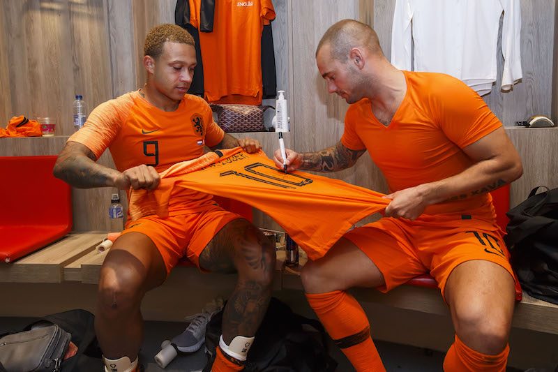 写真・1枚目】オランダ代表引退のスナイデル、ユニフォームを渡し後継