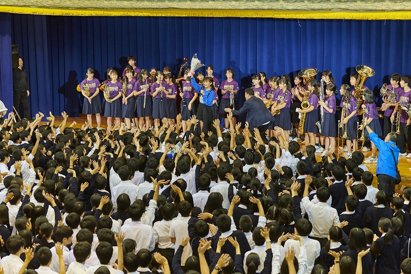 井上苑子がサプライズライブを開催 ミズノ部活応援宣言のキャンペーンで学校訪問 サッカーキング