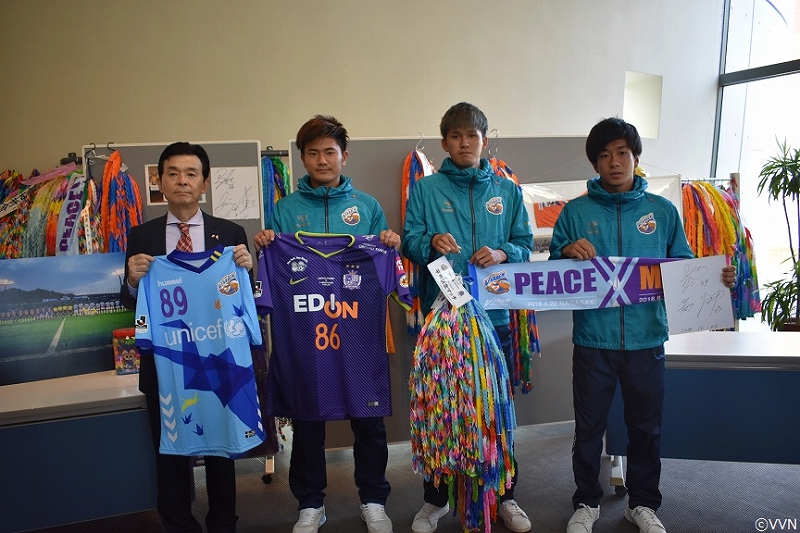 平和のありがたさを発信するために…長崎が“平和祈念ユニフォーム”を寄贈