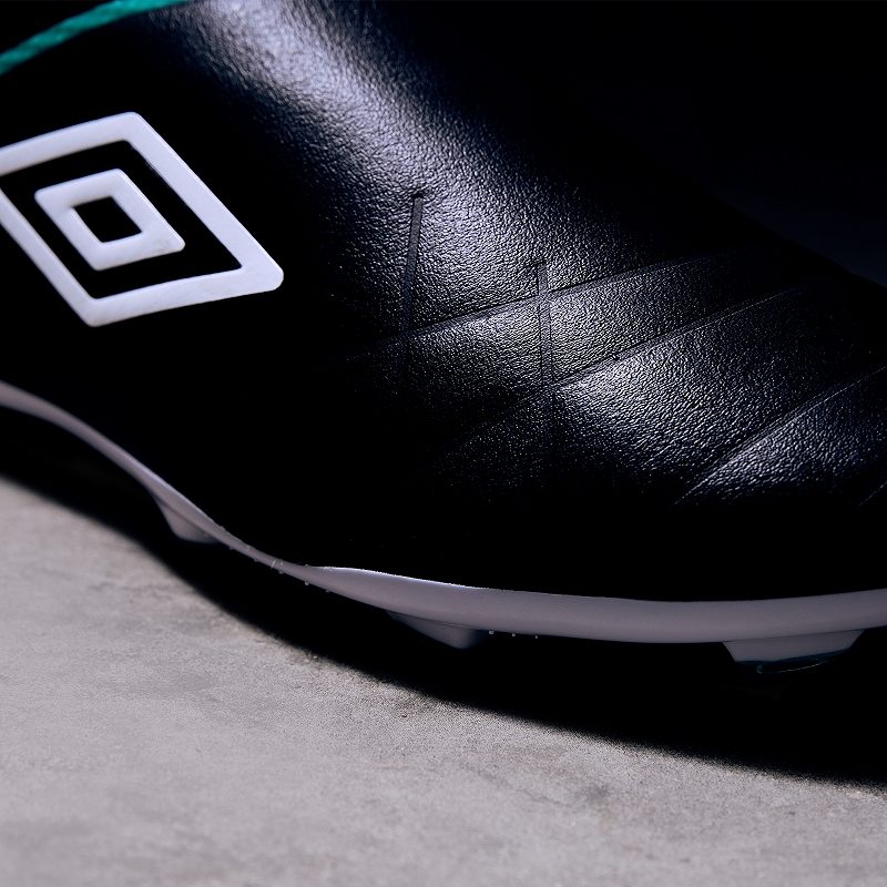 MS_UMBRO_MED3_LOVE_SHOT_4_0422_1600x1600px