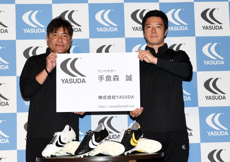 「YASUDA」のスパイクが復活、アンバサダーに手倉森誠が就任