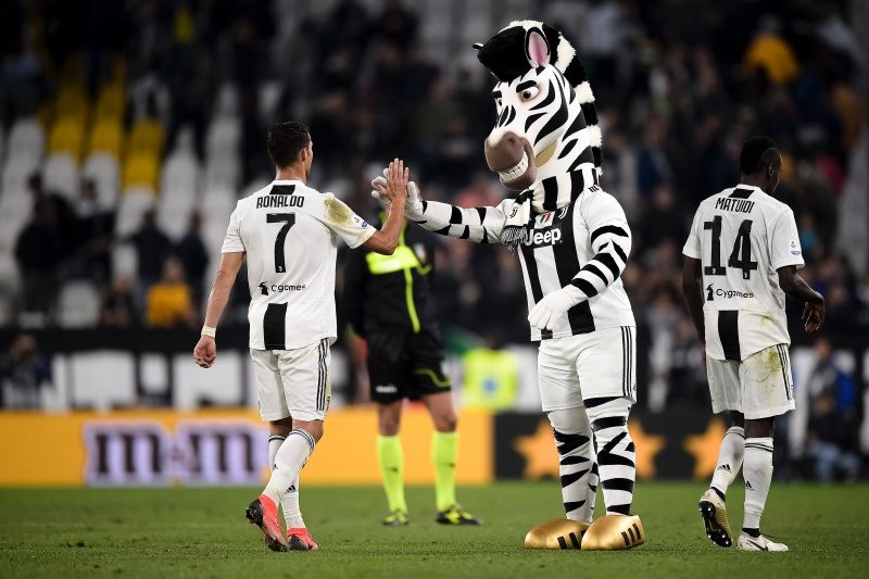 Cristiano Ronaldo (L) of Juventus FC gives a high five to