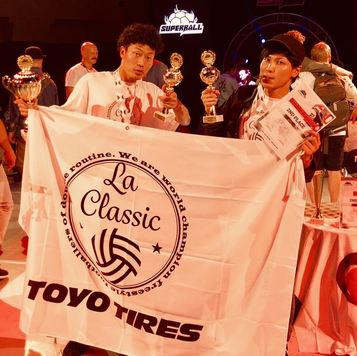 フリースタイルフットボール世界大会でYOSSHI.が初優勝！日本人が世界一に　ペアでも準V