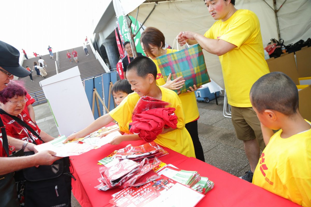700着以上の浦和のウェアがネパールの子どもたちへ…DHLが輸送を支援、参加親子にはサプライズも