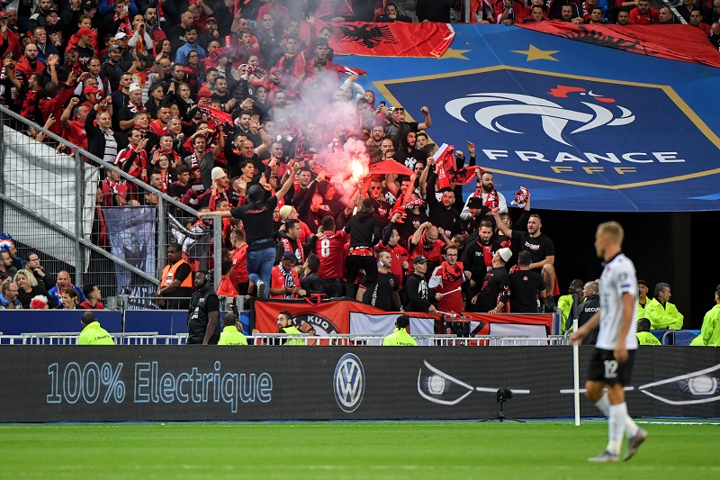 フランス対アルバニアの一戦でファン激怒 試合前にアクシデント発生 サッカーキング