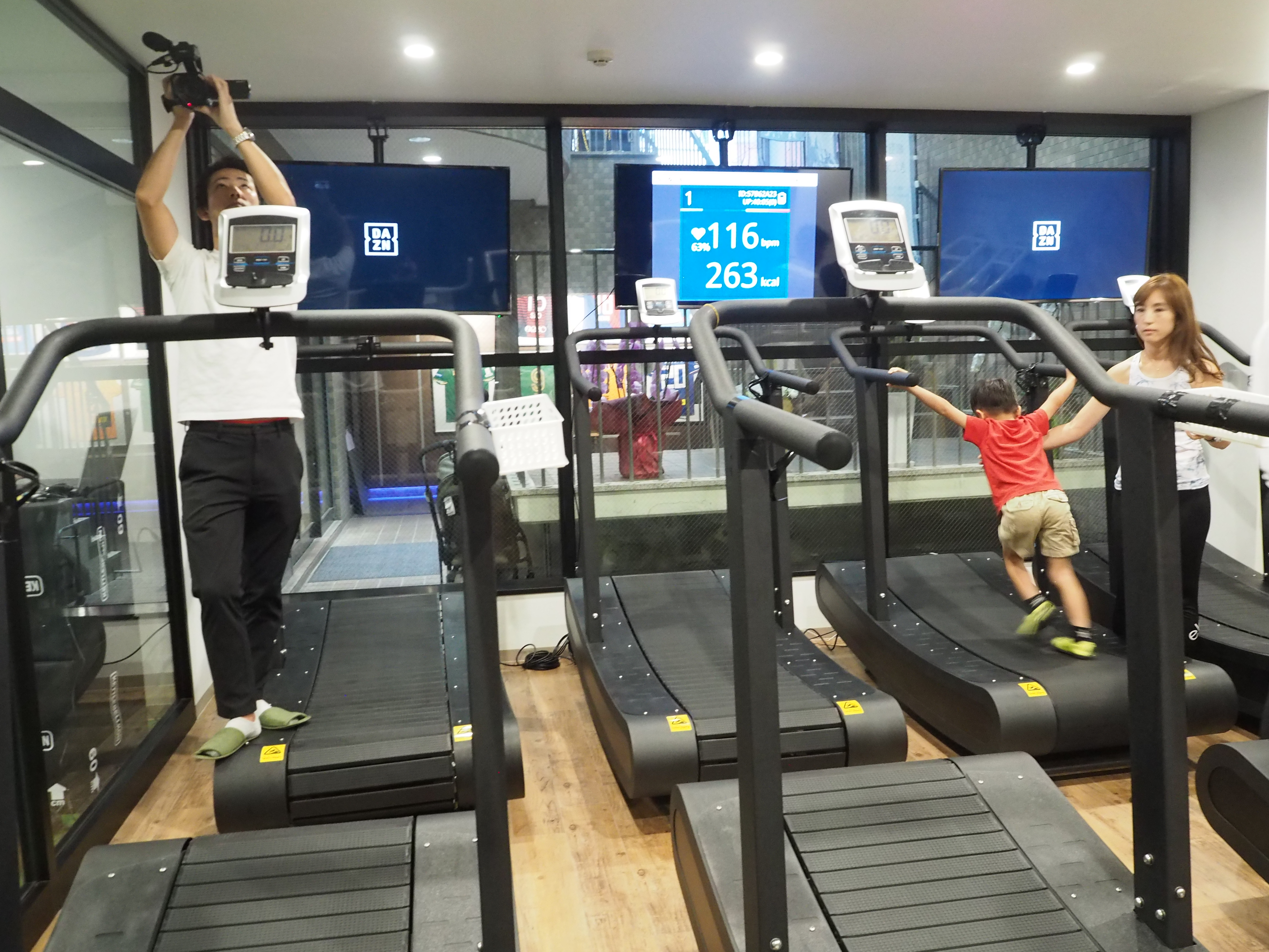 走り続けられる秘密がここに 高地トレーニングスタジオ ハイアルチ 新スタジオの内覧会に槙野が登場 サッカーキング