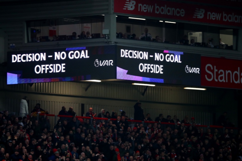 VAR、ついにオフサイド関連の運用方法が改定か…IFAB総長が示唆「主審の決定が優先されるべき」