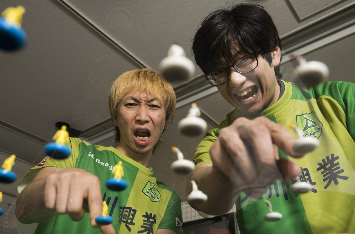 【サッカーに生きる人たち】芸能界唯一のおはじきサッカー芸人が語る、おはじきサッカーの魅力｜銀河と牛（芸人）
