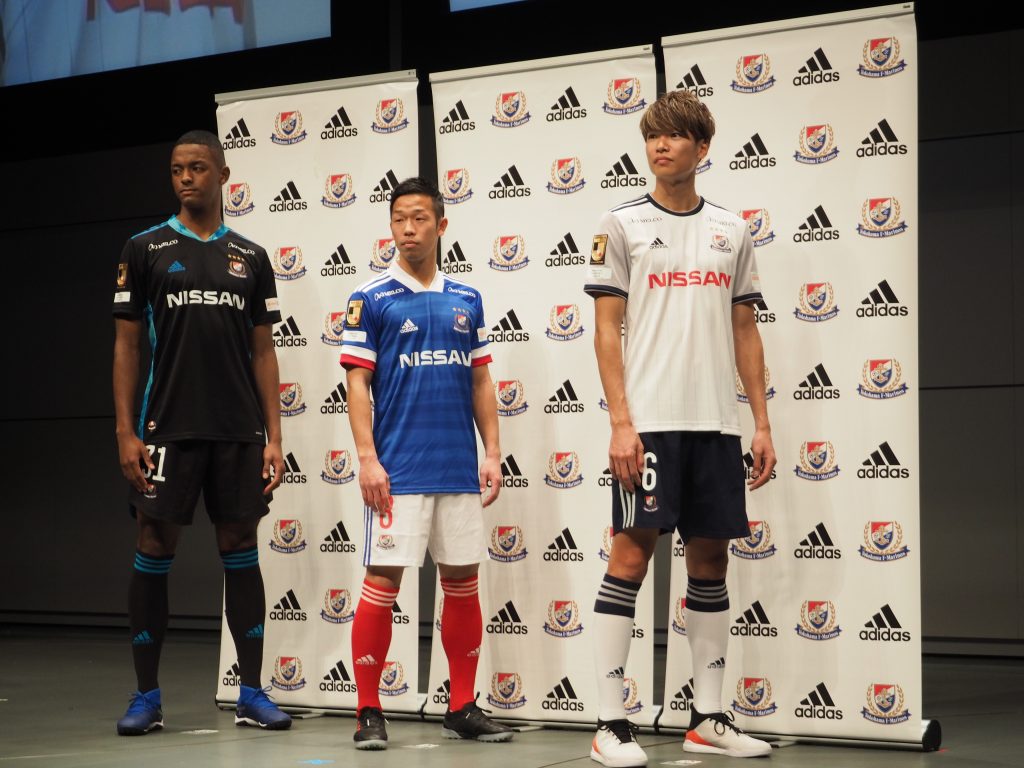 横浜fmがシーズン着用の新ユニフォームを発表 サッカーキング