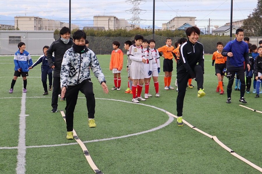 水内猛氏ら元Jリーガーが横浜市泉区・戸塚区で活動するサッカー少年団の初蹴りに参加