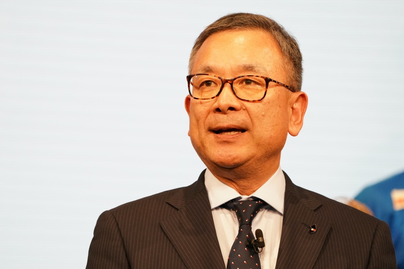 村井満